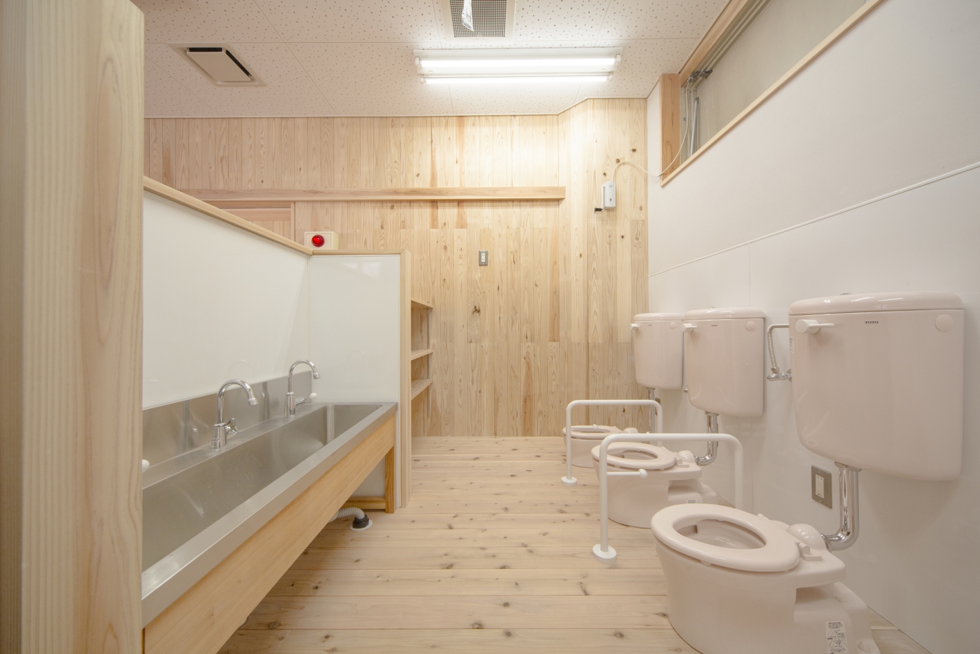 自然素材でリノベーションした保育園のトイレ