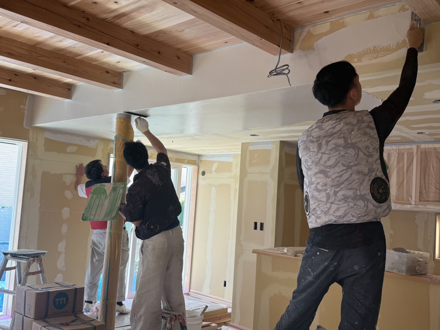 【KAERUIE】建築中の現場で左官塗りを見学