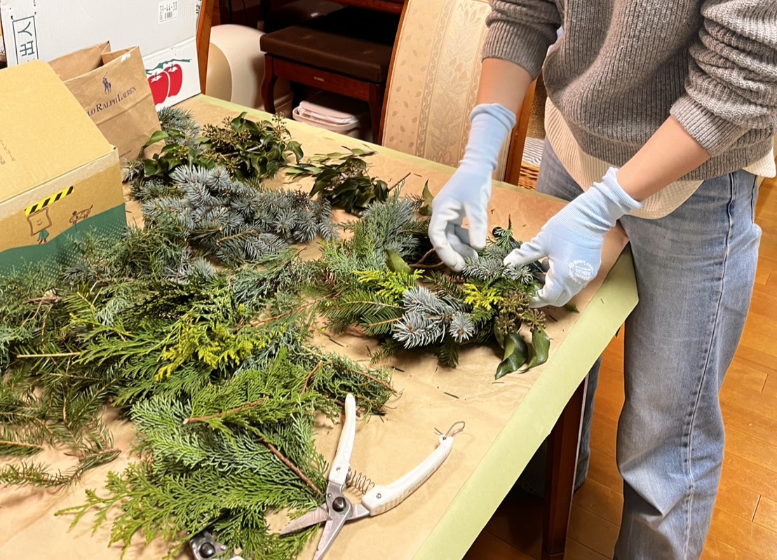 【スタッフの日常】クリスマスリースを作りました